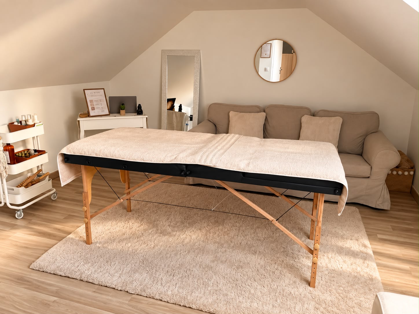 Studio privé LK Body Paris avec table de massage dans une ambiance lumineuse