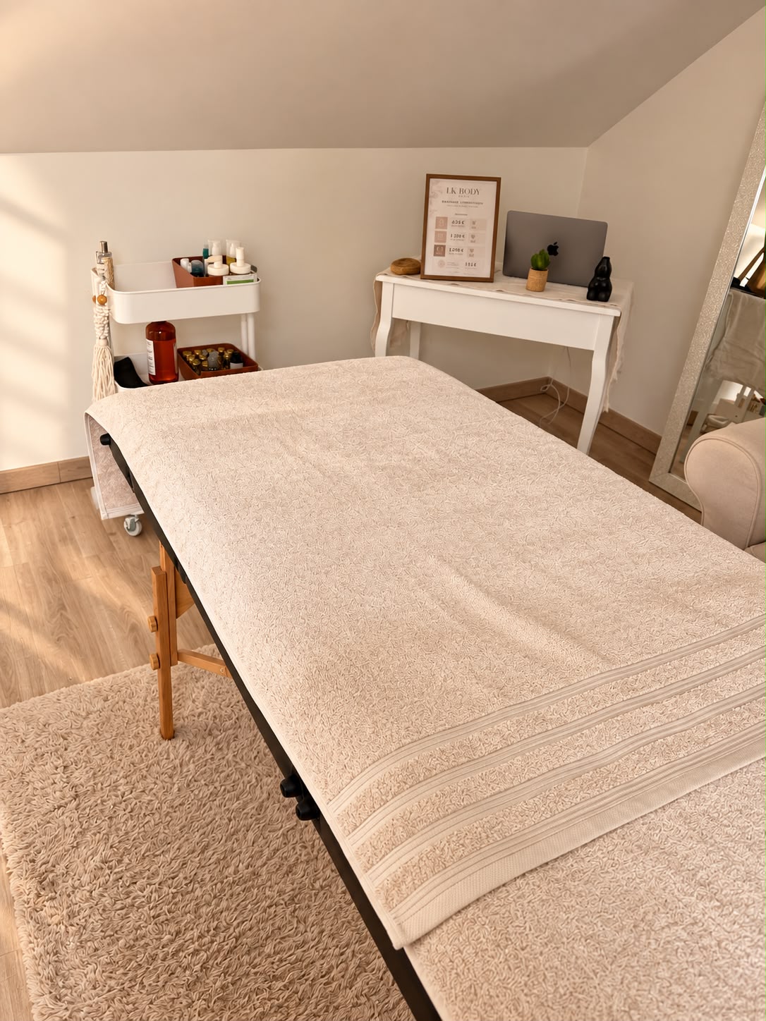 Table de massage préparée dans le studio cosy LK Body Paris